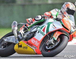 Max Biaggi SBK2010 wejscie w zakret