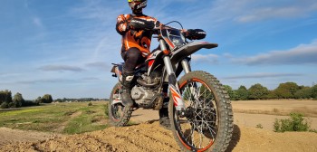 JML EN250i: enduro z homologacj drogow. Motocykl, z ktrym sezon si nie koczy