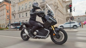 Honda X-ADV 2025. Skuter, motocykl czy SUV na dwch koach? Technologia klasy premium