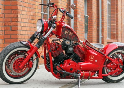 Red Devil - bobber, który przyciąga wszystkie spojrzenia. Customowa Yamaha Drag Star 1100 na zdjęciach
