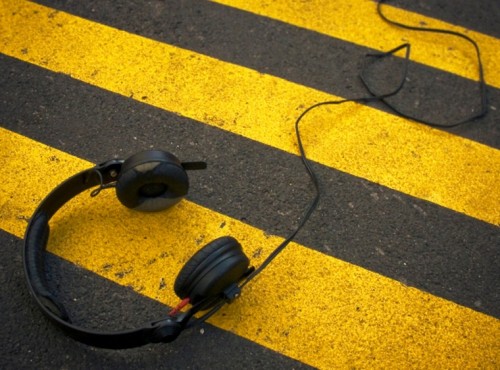 Piesi i rowerzyści. Czy mogą mieć słuchawki na uszach podczas przekraczania drogi na przejściu?  