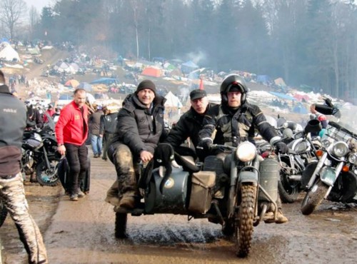 Zlot Słoni to przenikliwe zimno, błoto i śnieg. A mimo to każdej zimy gości setki motocyklistów. Dlaczego?