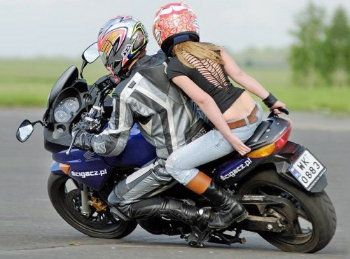 Czy na motocyklu łatwiej nawiązać kontakt z nieznajomą panią?