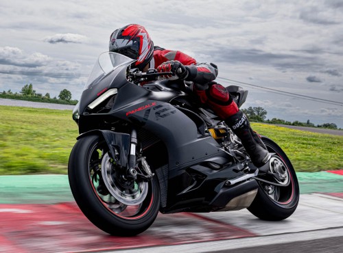 Ducati Panigale V2 przechodzi na ciemną stronę mocy. Ale to nie koniec czerwonego wariantu 