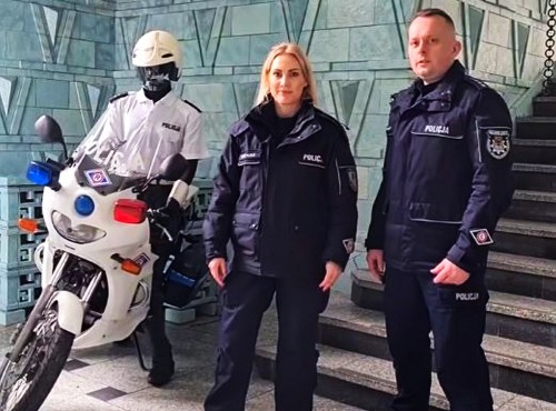 Policja chce, żebyś zamienił kombinezon motocyklowy na mundur. 