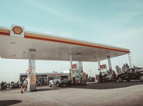 Stacje adowania Shell zamiast stacji benzynowych. Nowa strategia marki zakada rozwj oferty dla kierowcw elektrykw