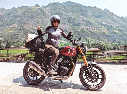 Polka samotnie przemierza na motocyklu szlak Ho Chi Minh w Wietnamie