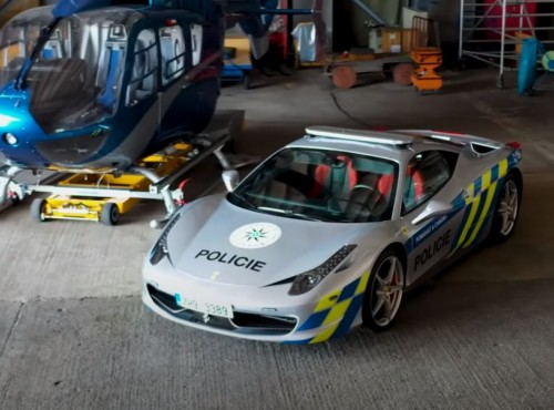 Czeska policja jest gotowa na polskich motocyklistw. Maj bardzo szybki supersamochd Ferrari 458 Italia