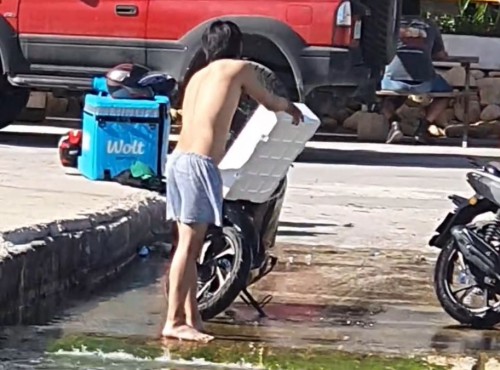 Mycie motocykla w jeziorze, rzece lub morzu. To tak mona? Nie, nie mona. I nie chodzi tylko o przepisy