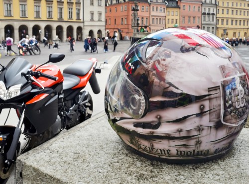 Motocyklici przejad ulicami stolicy w hodzie bohaterom Powstania Warszawskiego