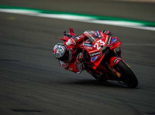 MotoGP na Silverstone: Enea Bastianini wygrywa wycig Sprint. Pecco Bagnaia nie dojecha do mety