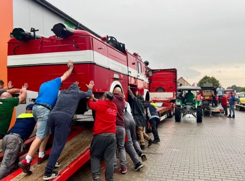 Ewakuacja Muzeum Motoryzacji Wena. Zabytkowe pojazdy bezpieczne przed powodzi