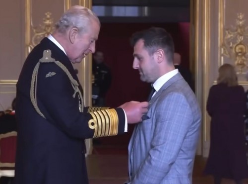 Krl TT uhonorowany przez monarch. Michael Dunlop z wanym odznaczeniem 