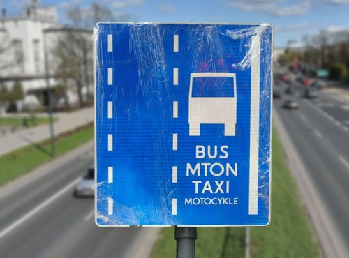 Motocyklici bez prawa do jazdy po buspasach. Karol Nawrocki zawetowa ustaw przez jeden szczeg