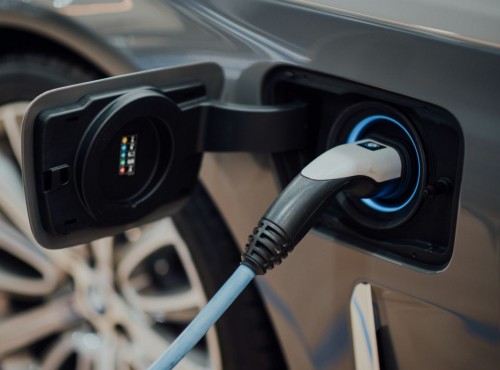 Bruksela szykuje elektryczny zwrot dla firm, a Europa zastanawia si, czy da si przej na prd w pi lat bez ryzyka zapaci. Ta decyzja moe zmieni cay motoryzacyjny krajobraz