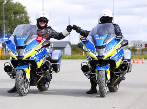 Policyjna robota z motocyklowym pazurem