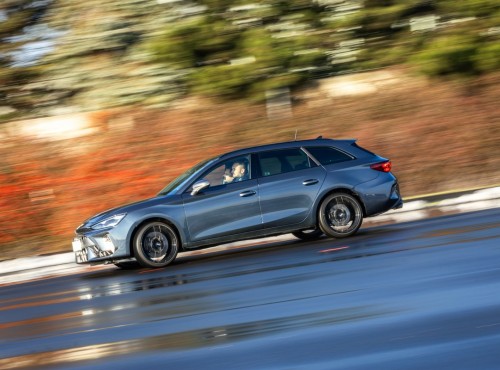 Nowy nieoznakowany radiow�z Cupra rozbity w Kaliszu. Nie przetrwa�a nawet miesi�ca na s�u�bie