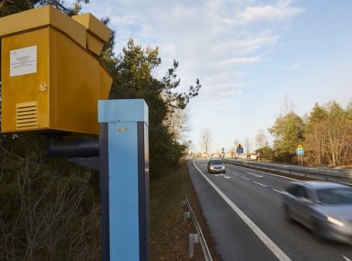 Kierowcy skutecznie unikaj� mandat�w z fotoradar�w. Ministerstwo chce odbiera� pojazdy i dawa� piratom zni�ki