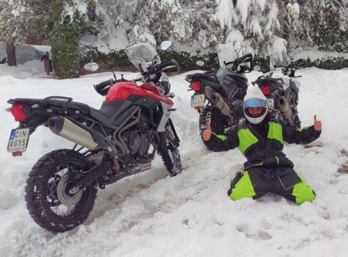 Mycie motocykla zim�. Kiedy pomaga, a kiedy niszczy?