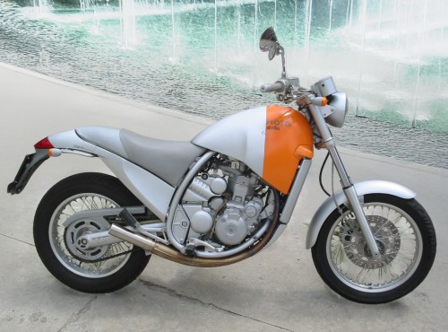 Aprilia Moto 6.5. Motocykl inspirowany dzie�ami ekscentrycznego projektanta butelek