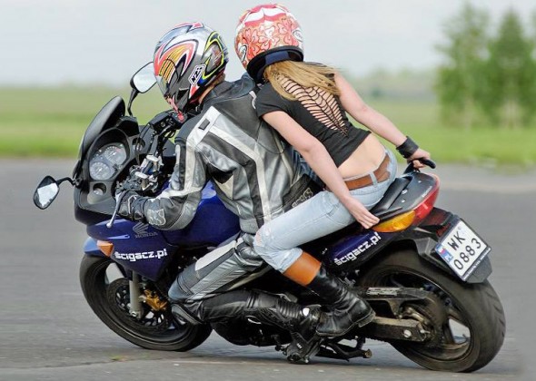 Czy na motocyklu łatwiej poderwać dziewczynę? Kontakt z nieznajomą panią