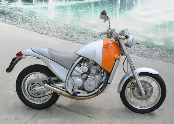 Aprilia Moto 6.5. Motocykl inspirowany dzie�ami ekscentrycznego projektanta butelek