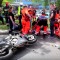 ratownicy ratuj poszkodowanego motocyklist  z
