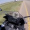 motocyklista kontra boczny wiatr z