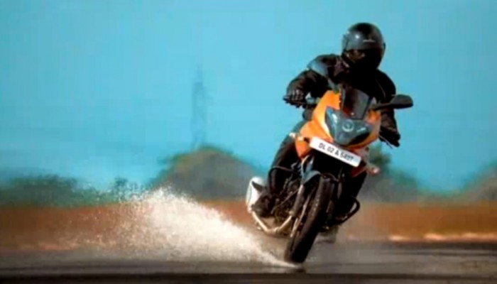 Bajaj Pulsar 220 w akcji slow motion