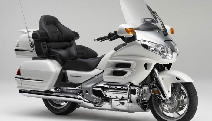 Honda Goldwing z airbagiem w kocu w produkcji