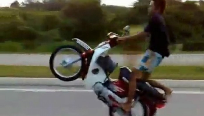 Honda C90 i wheelie w klapkach