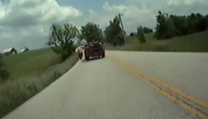 Kierowca pickupa pr�buje zabi� motocyklist�