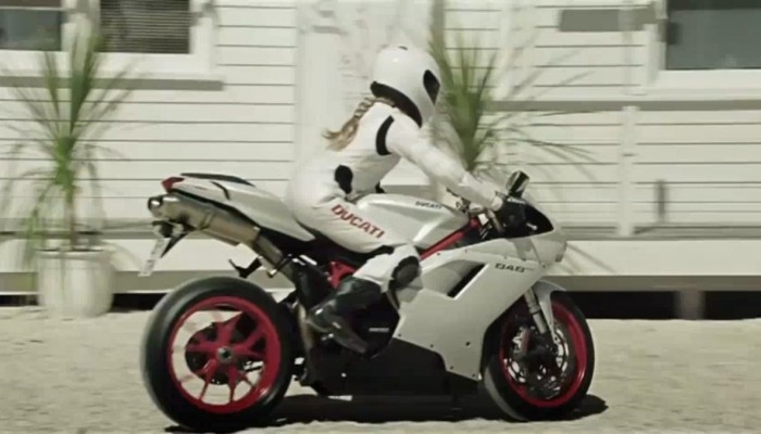 Mercedes C63 AMG vs Ducati 848 Evo