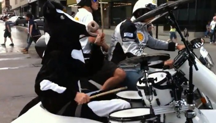 Mobilna motocyklowa kapela na ulicach Montrealu