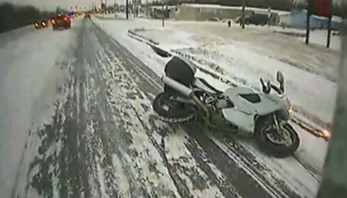 Motocykl vs l�d - nier�wna walka