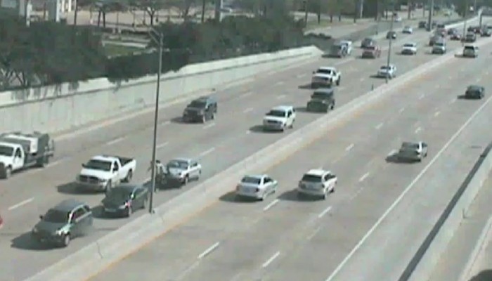 Motocyklista zmia�d�ony w korku