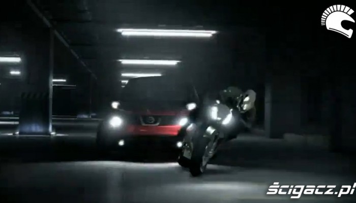 Nissan Juke niszczy motocykle - niedorzeczna reklama