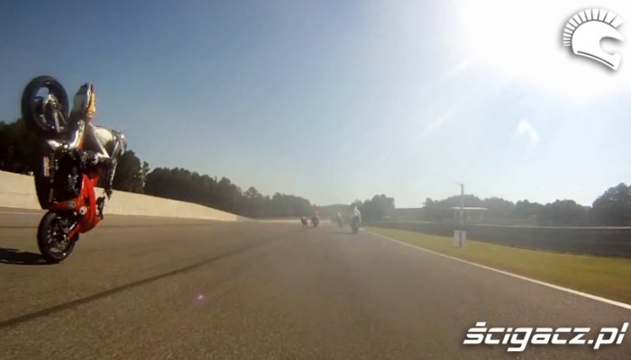 Ostre hamowanie i motocykl w powietrzu - tak si� tego nie robi