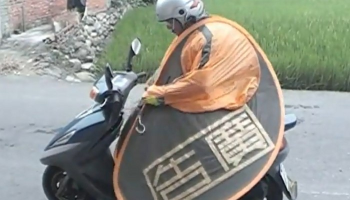 Pada deszcz? Ubierz na siebie namiot