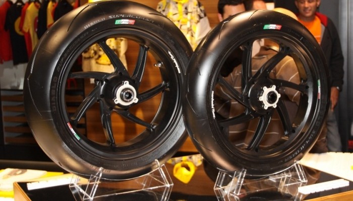 Pirelli �wi�tuje 10 lat serii Diablo