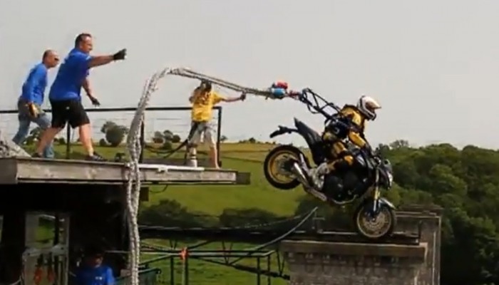 Skok na bungee. Na motocyklu...
