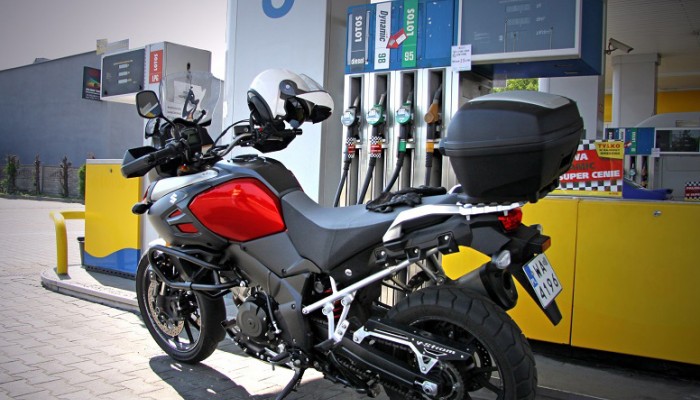 Ile przejedziesz motocyklem na 10 litrach paliwa?