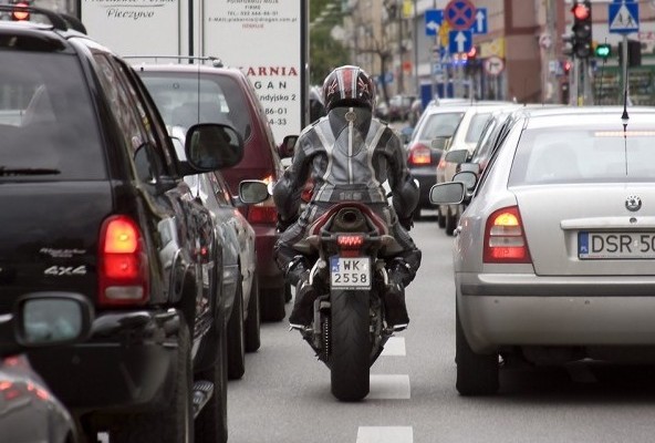 Jazda motocyklem midzy autami... trafi do Rzecznika Praw Obywatelskich