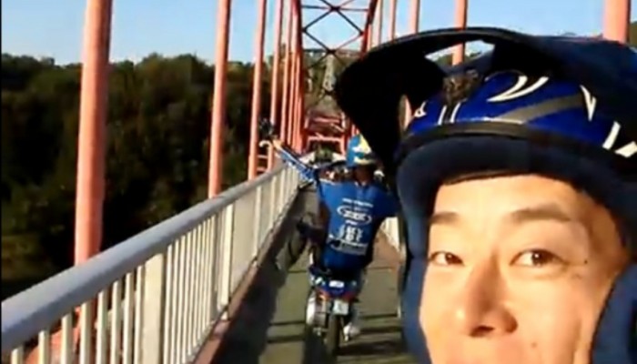 Szalony japo�czyk i wheelie na skuterze