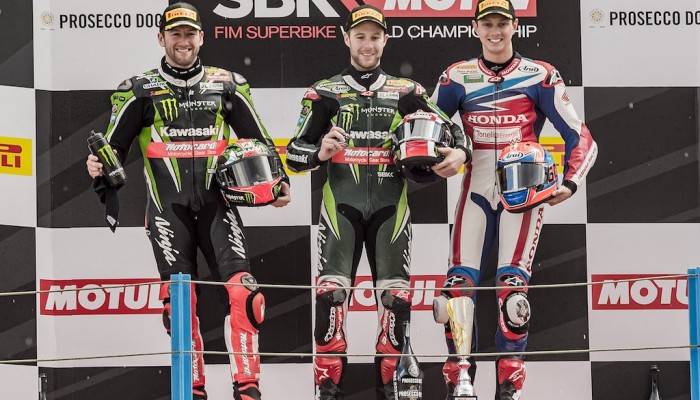 Jonathan Rea i Kyle Smith wygrywaj� w deszczowych warunkach