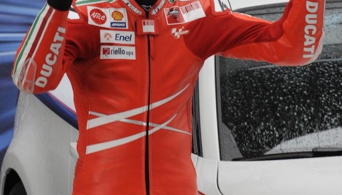 Casey Stoner wygrywa BMW