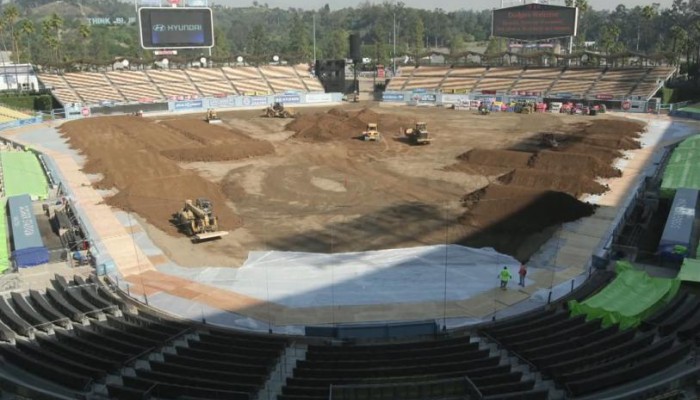 Budowa toru do supercrossu na stadionie do baseballa