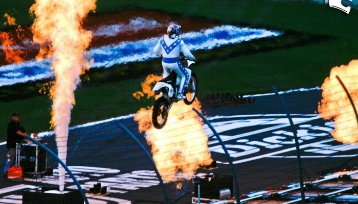 Robbie Knievel przeskoczy 16 autobus�w