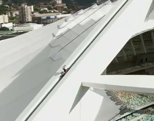 Brian Capper jedzi po dachu stadionu