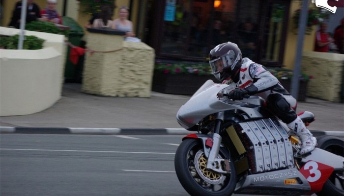 MotoCzysz E1pc - projekt z polskimi korzeniami dominuje w TT Zero